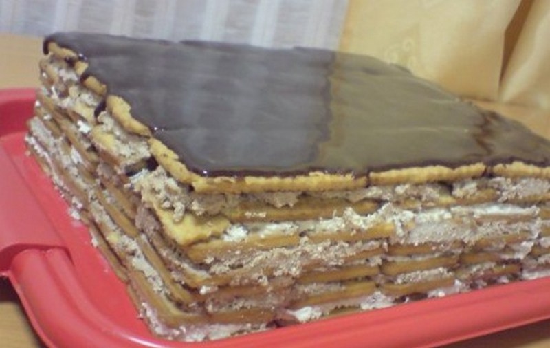 Творожный торт с печеньем.