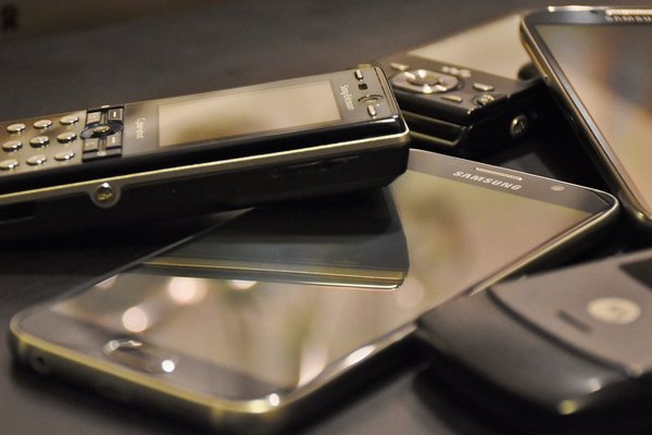Названы три признака, что старый мобильный телефон стал опасным