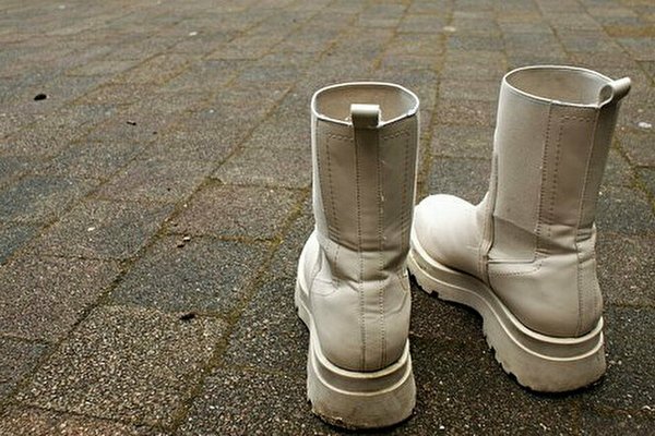 Средства, которые помогут отчистить белую обувь зимой