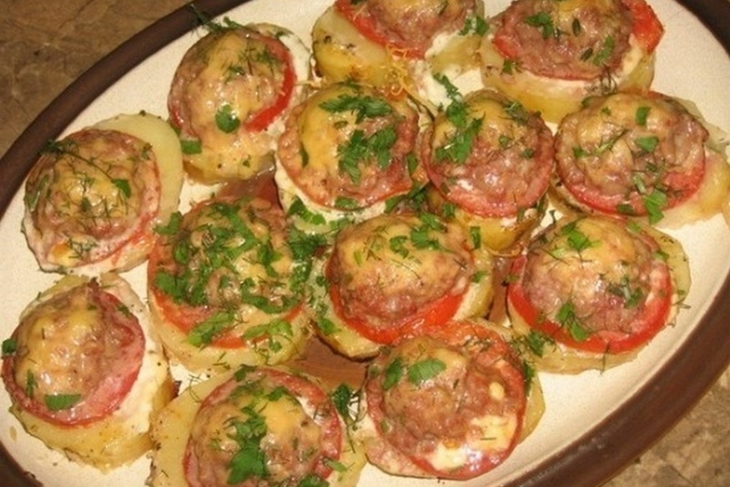 Картофель, запеченный с мясом и помидорами