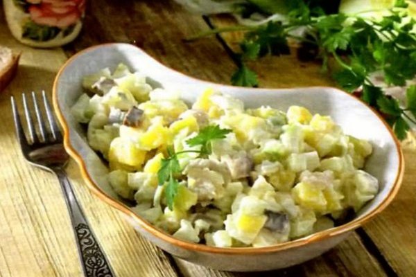 Салат картофельный с грибами и сельдью
