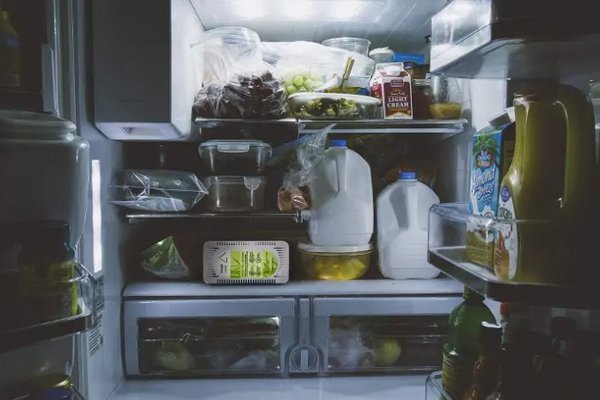 Лайфхак по уборке: одна пустая бутылка поможет навсегда навести порядок в холодильнике