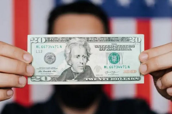 Доллар теряет позиции на рынке после тревожных данных об экономике США