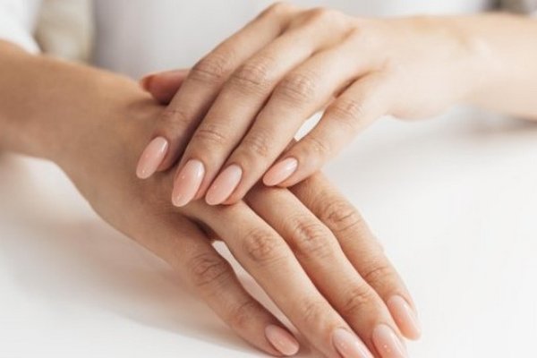 Как ухаживать за руками осенью: дерматолог дала 5 советов, которые сохранят молодость кожи