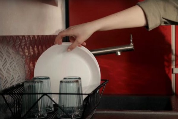 Тарелки и чашки будут как новые: простой лайфхак для спасения посуды от царапин