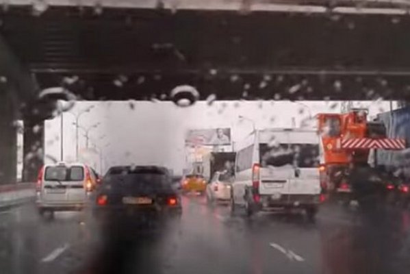 Это вас убережет от неприятностей: 5 советов водителям при езде по городу в дождь