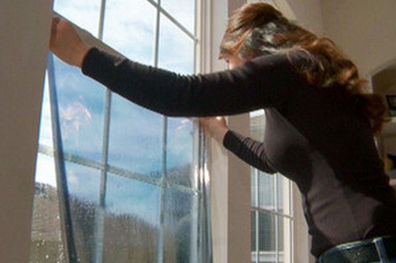 Как правильно наклеить солнцезащитную пленку на окна своими руками
