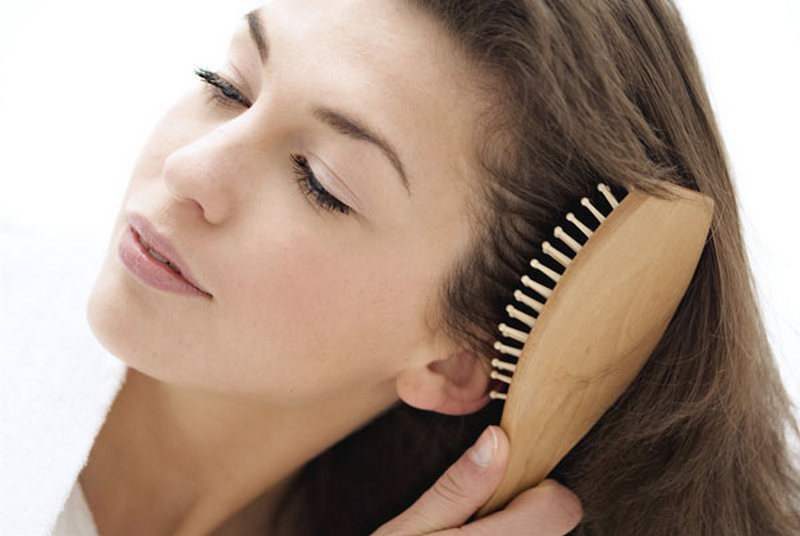 Правильное расчесывание поможет волосам хорошо выглядеть зимой