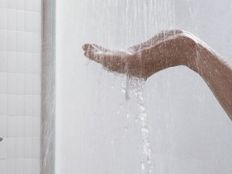 Врачи объяснили, почему вредно принимать душ каждый день