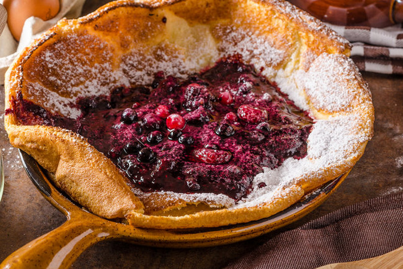 Идея для завтрака: датский блинчик с ягодами и ванилью