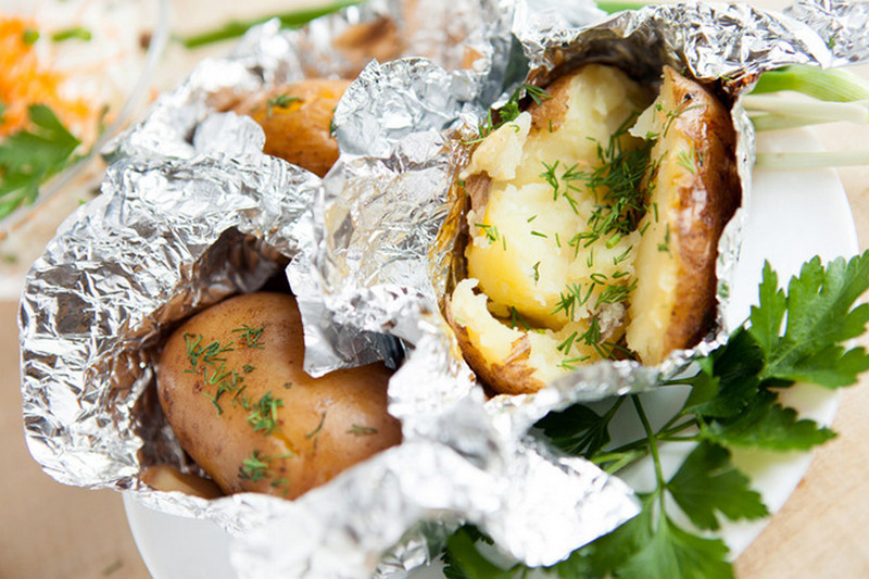 Рецепты на костре: картофель, запеченный в фольге с чесноком