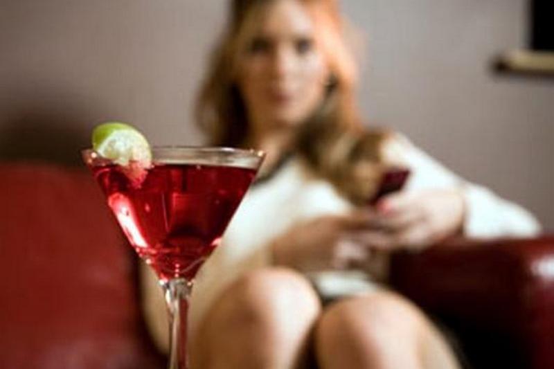 Алкоголь меняет уровень гормонов у женщин