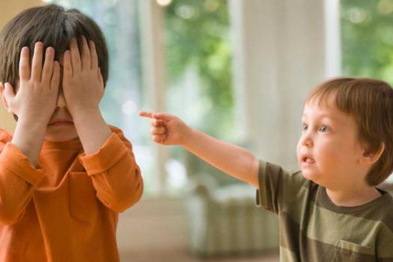 Почему ребенок ведет себя агрессивно: причины враждебного поведения