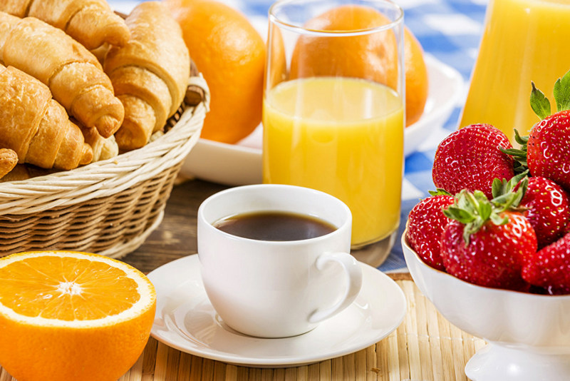 Свежевыжатый сок, фрукты и кофе категорически не подходят для завтрака