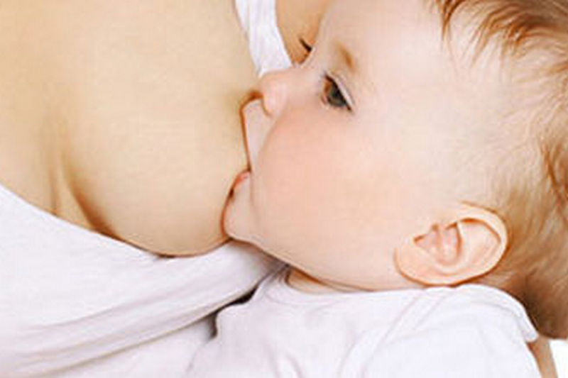Впервые в истории мужчина, который стал женщиной, вскармливает ребенка грудным молоком