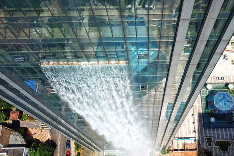 В Китае на небоскребе создали 100-метровый водопад