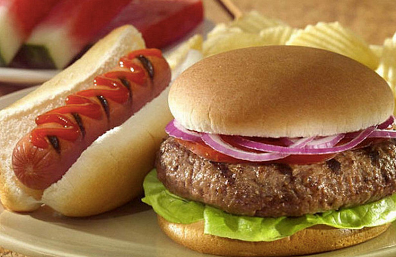 Хот-дог или гамбургер: какой фастфуд менее вреден