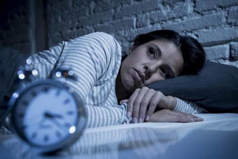 Эффект первой ночи: ученые объяснили неспособность человека засыпать на новом месте