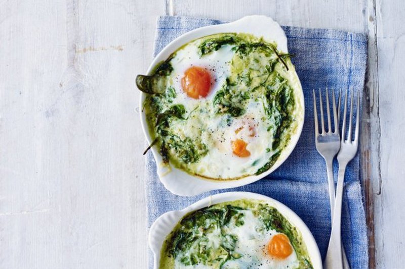 Идея для завтрака: запеченные яйца с зеленью: