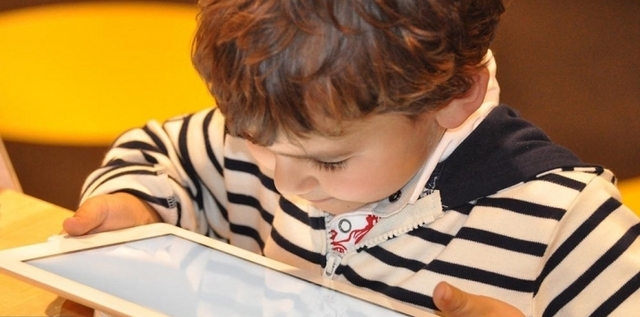 При увлечении телефонами дети получают синдром «сухого глаза» — Ученые