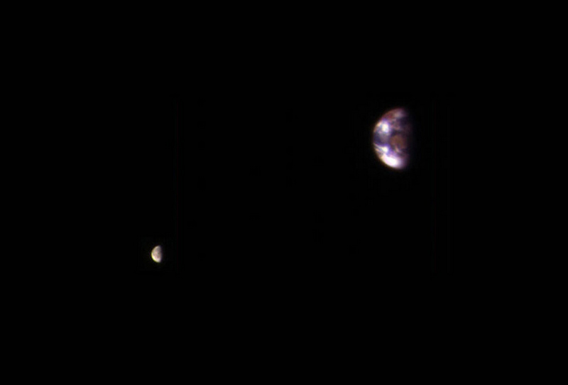 Ученые показали снимок Луны и Земли, сделанный с орбиты Марса