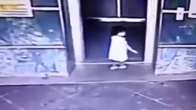 ​Мать пинком спасла дочь от смерти в лифте (Видео)
