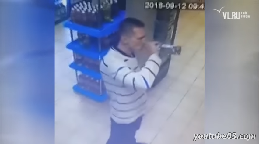 Россиянин в магазине залпом выпил бутылку водки, чтобы не платить за нее (Видео)