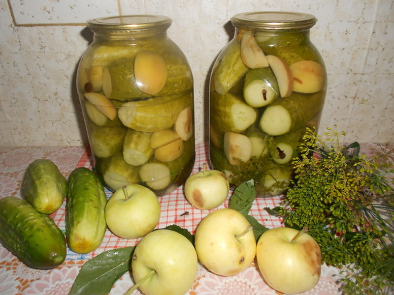 Огурцы, засоленные с яблоками