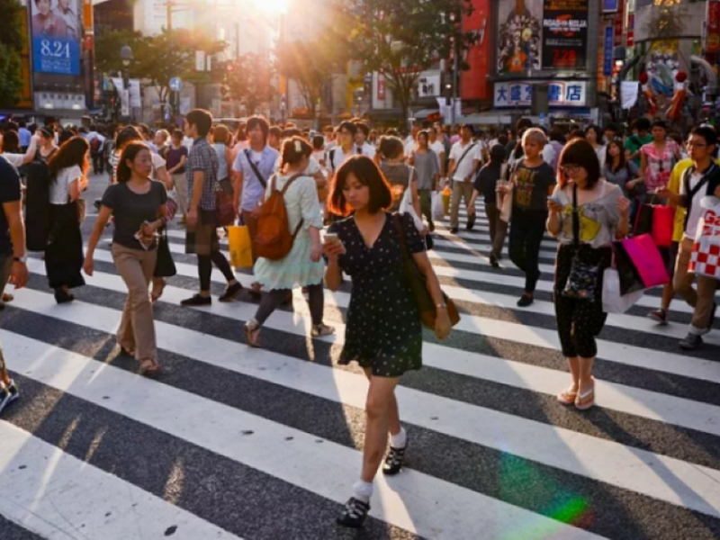 Японцам запретили пользоваться смартфонами во время ходьбы