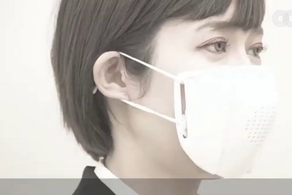 Японцы изобрели маски для лица с функцией перевода речи