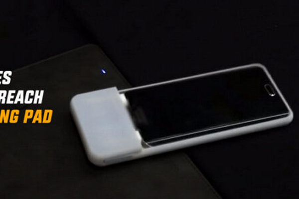 Роботизированный чехол сам отнесет смартфон на зарядку