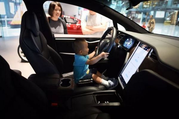 Tesla будет предупреждать о забытом в машине ребенке