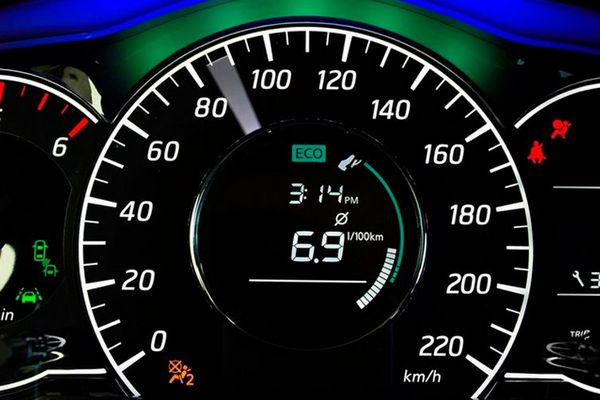 Почему реальная скорость автомобиля обычно меньше, чем то, что показано на спидометре?