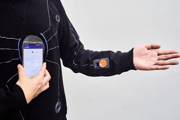 Новый умный костюм способен заряжаться от смартфона