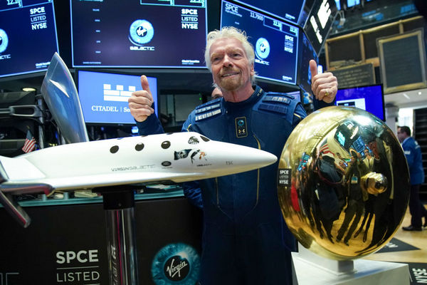 Ричард Брэнсон уточнил сроки своего полета в космос