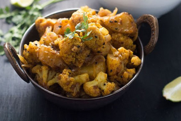 Сюрприз из цветной капусты и картофеля (гобхи алу бхаджи)