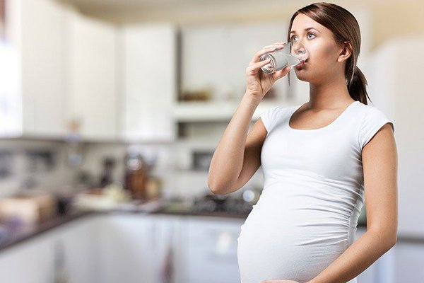 Чем полезна чистая питьевая вода при беременности