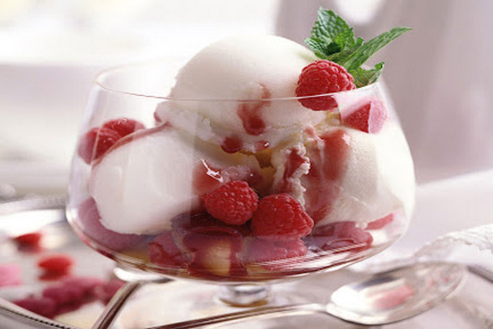 Мороженое сливочное со свежими ягодами