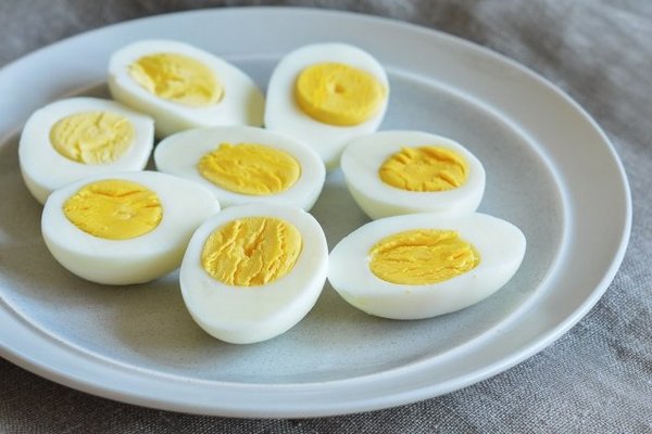 Вареные яйца в соусе, запеченные
