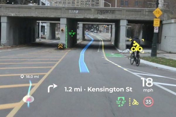 Экран Panasonic научили предупреждать о велосипедистах и мостах