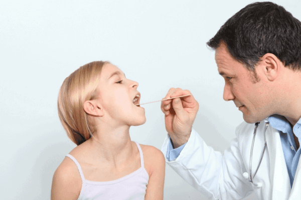 Что доктора назначают при заболеваниях горла у ребенка?