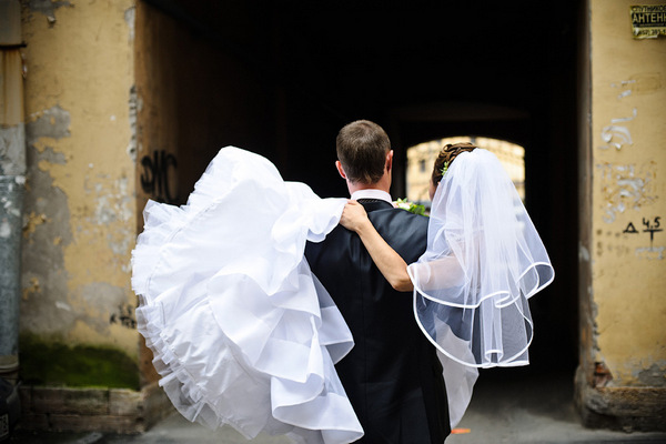 Свадебные традиции: Через порог