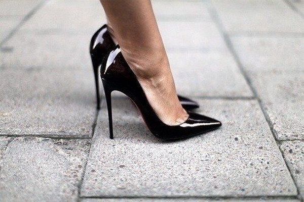 Женщина нашла дешевый и эффективный способ улучшить вид старой черной обуви