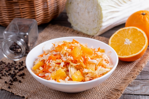 Салат из белокочанной капусты и апельсина