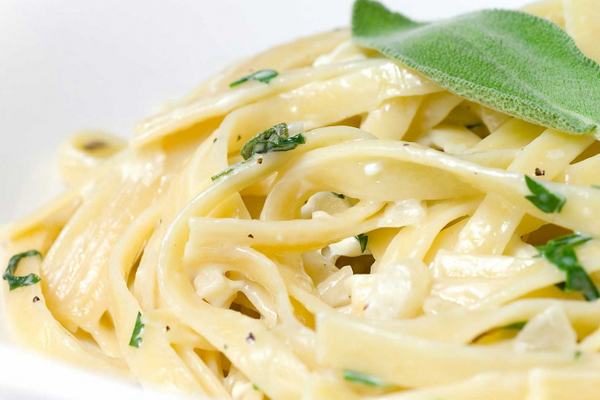 Итальянская кухня: феттуччине с кальмарами и кабачком