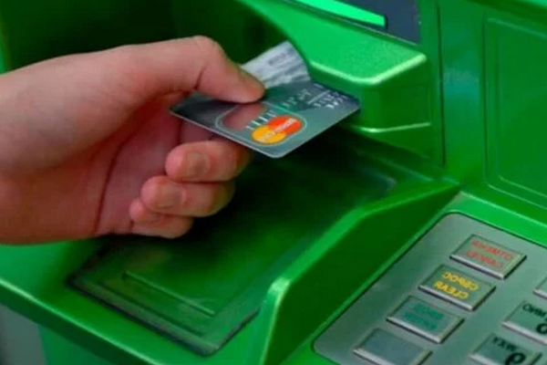 Известно, почему при снятии наличных банкомат сначала выдает карту, а уже потом деньги