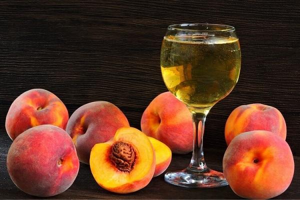 Персики с вином и йогуртом