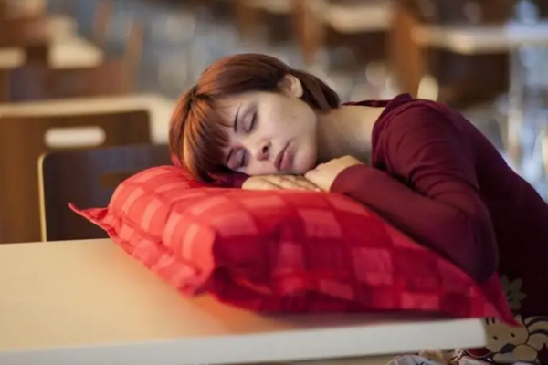 Ученые назвали четыре веских повода поспать днем, даже посреди рабочего дня