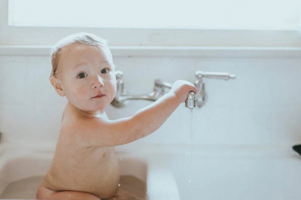 Можно ли купать ребенка во время болезни — отвечает педиатр