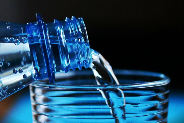 Многоразовые бутылки для воды выделяют сотни химикатов